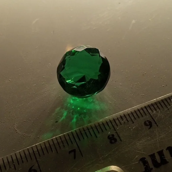 8.97 ct round cut emerald.deep saturation. 15mmx 8mm